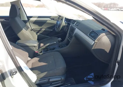 2016 Volkswagen Passat 1.8T S из США, поврежденный, VIN 1VWAS7A37GC051937